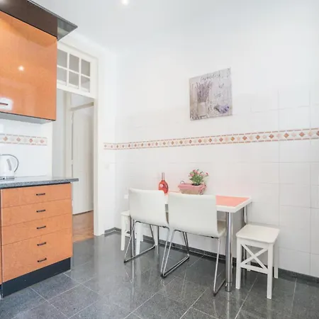 3 Bedroom In Sacadura Cabral Appartamento Lisbona